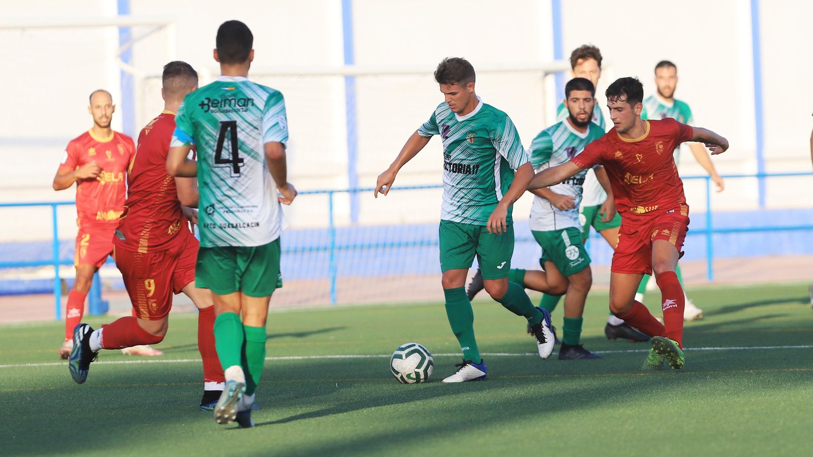 Javi Copero controla el balón en el amistoso contra el Antoniano.