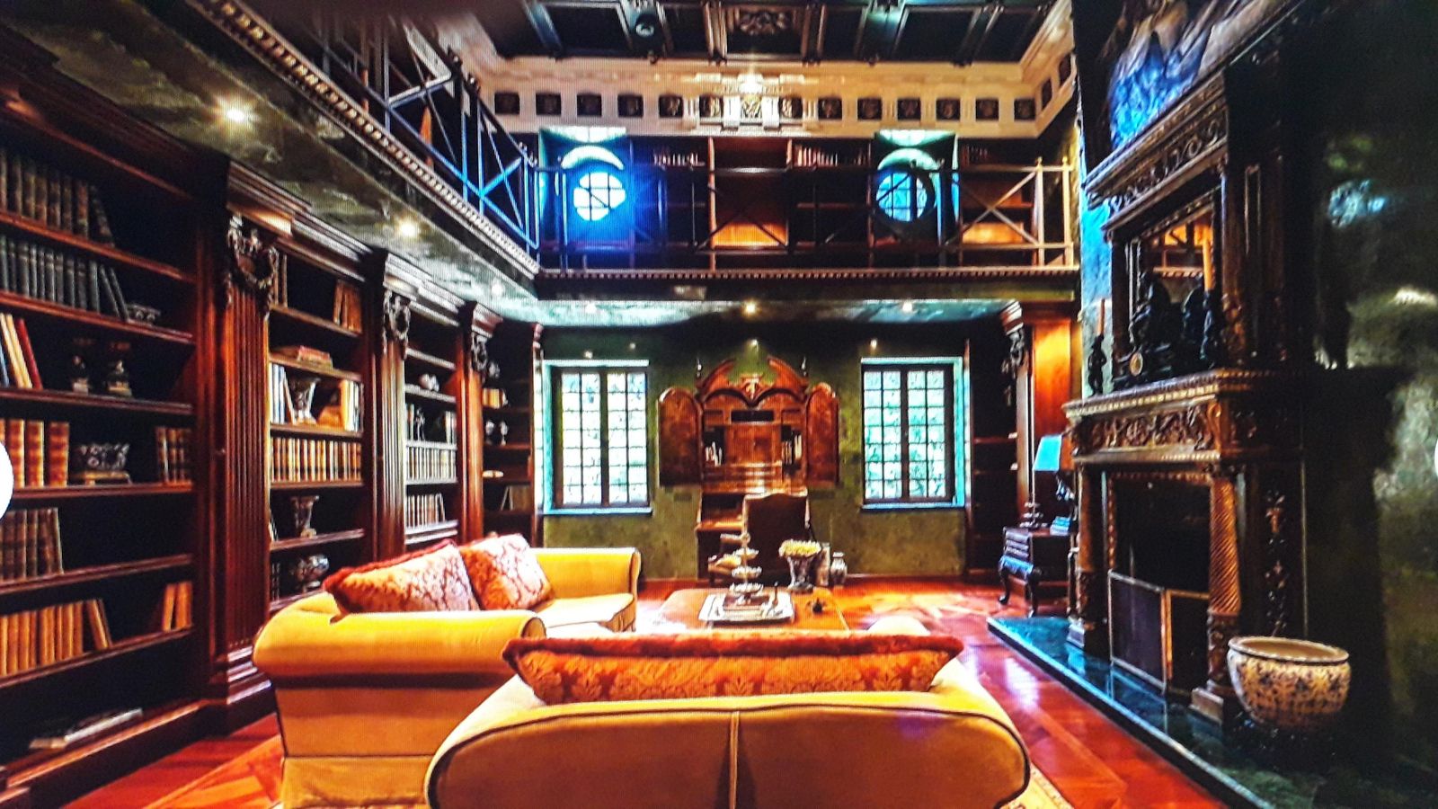 Biblioteca de la casa más cara a la venta en Cádiz, según Idealista.