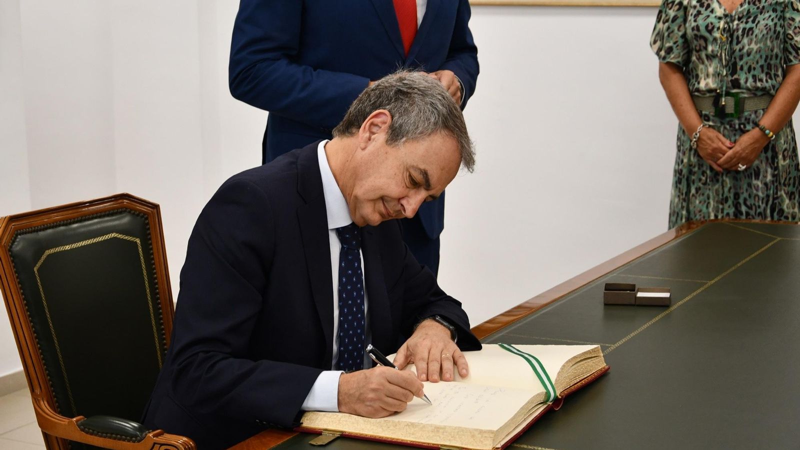 Rodríguez Zapatero firmando en el Libro de Honor de la Ciudad