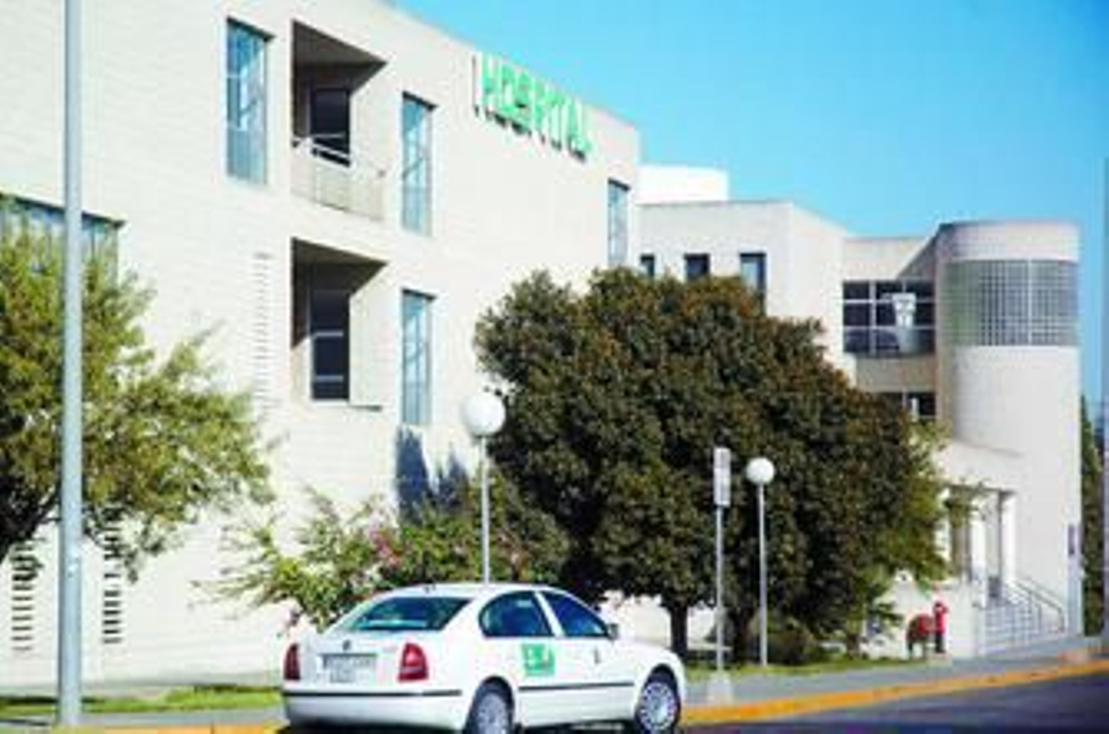 Vista del hospital Juan Ramón Jiménez, donde se produjo la agresión.