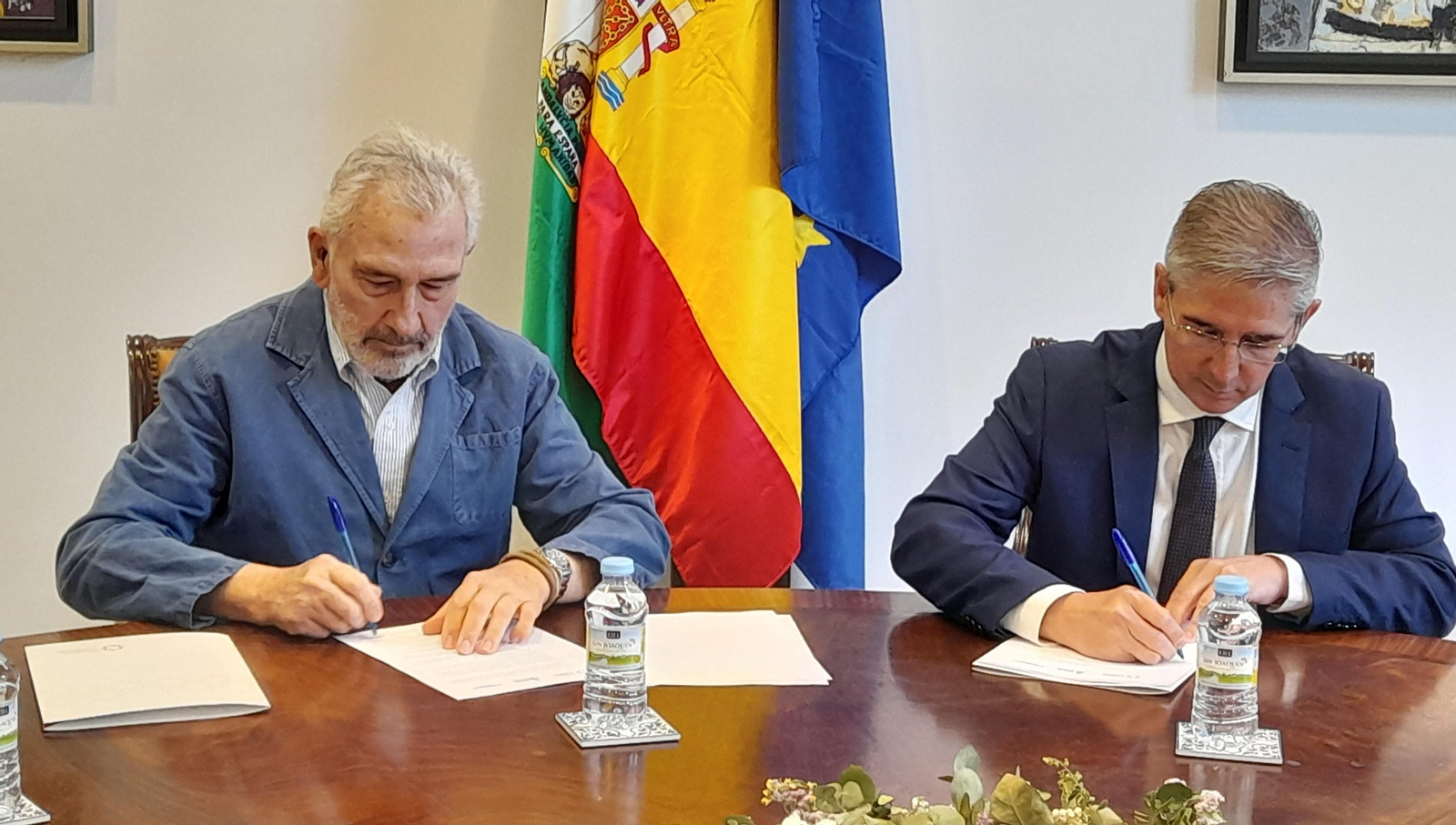 Ignacio Fernández de Mesa y Juan Salado en la firma del acuerdo.