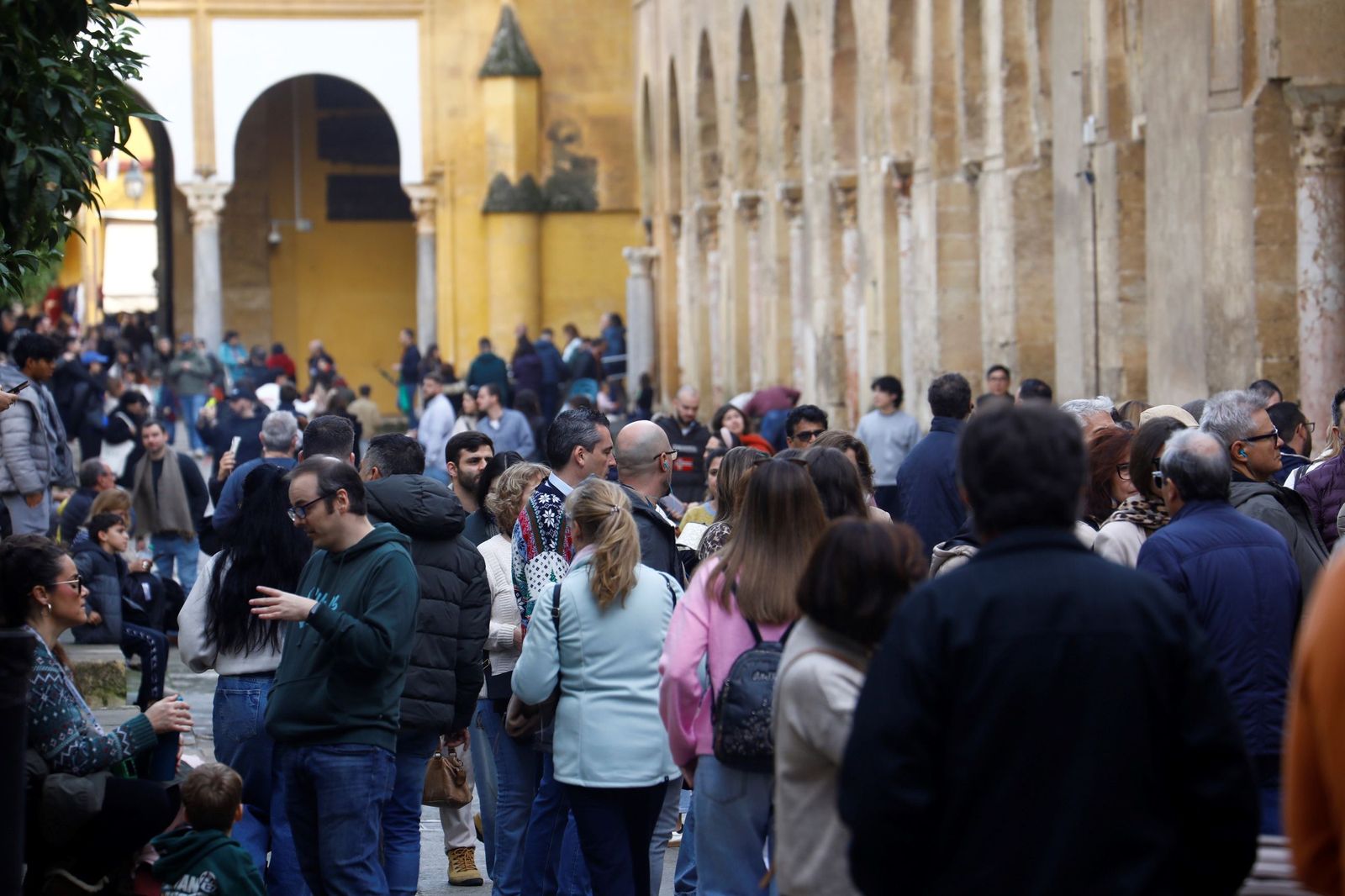 Multitud de turistas en el Patio de los Naranjos.