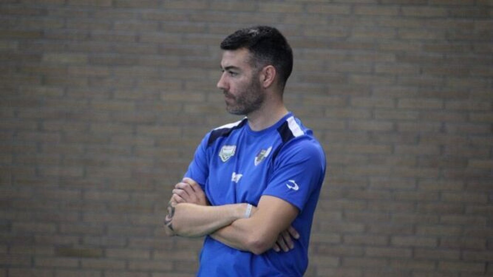 Rubén Roncero, técnico del Inagroup Mabe El Ejido femenino, observa un partido desde su banquillo.