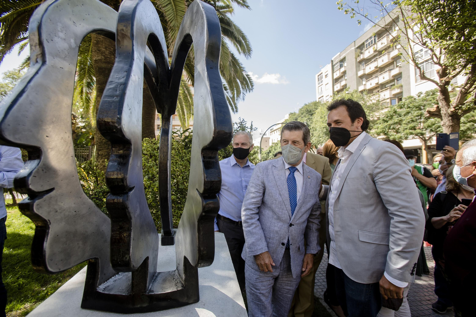 Escultura dedicada a personas con problemas de salud mental en la plaza de San José de Cádiz.