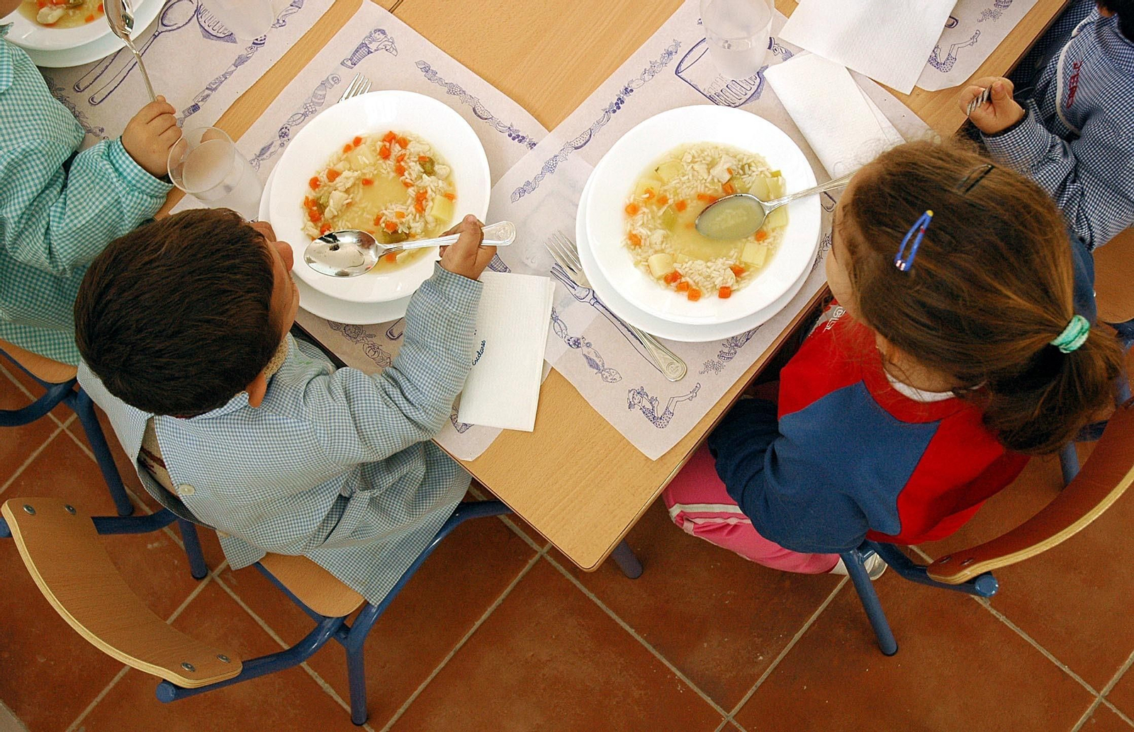 Imagen de archivo de niños en un comedor escolar.