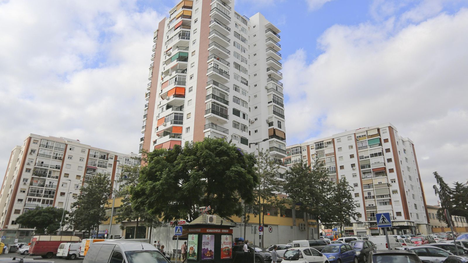 La emblemática torre de viviendas de la Plaza Vasconia.