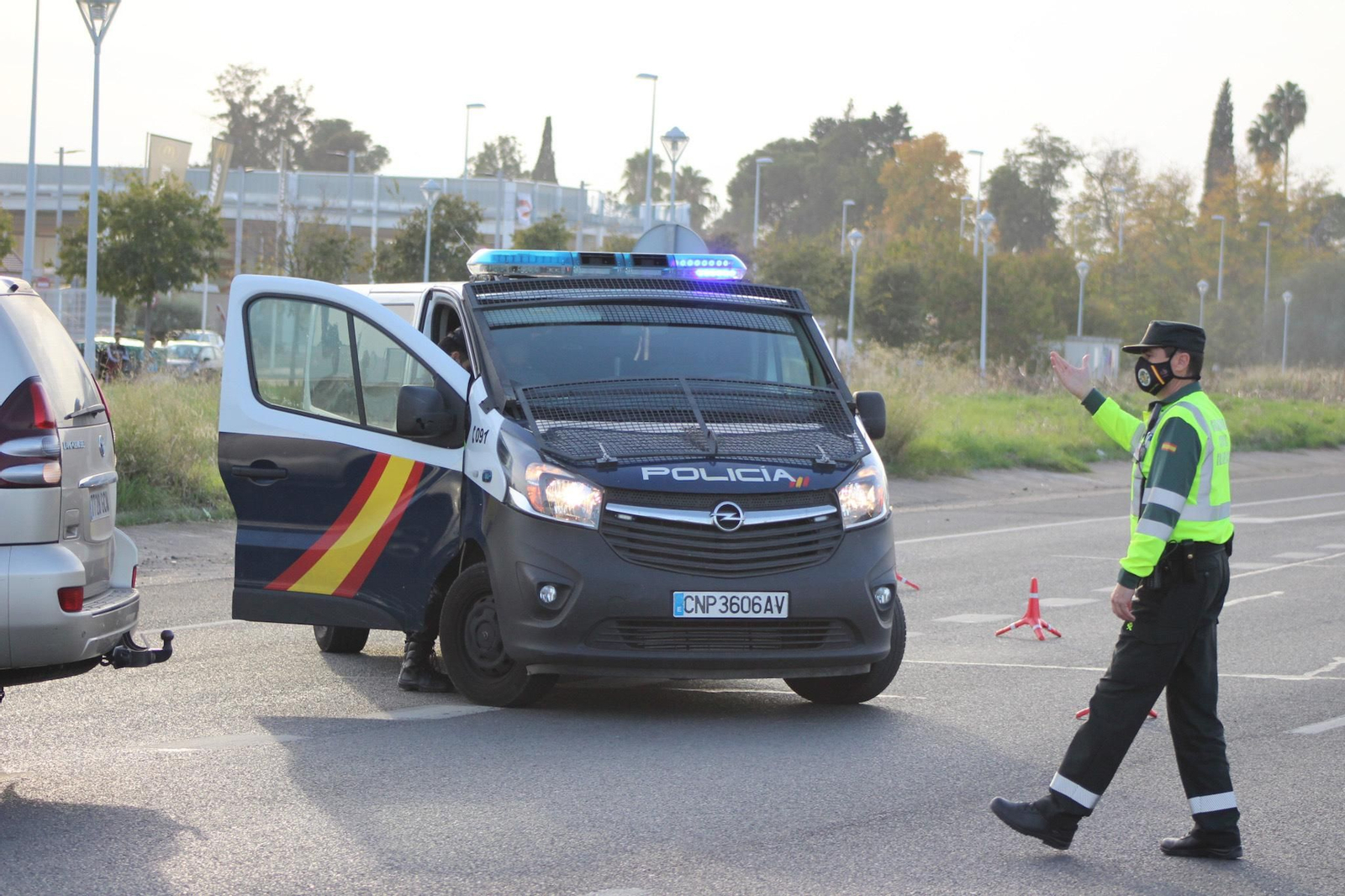 El control de la Policía a la salida de Córdoba, en fotografías