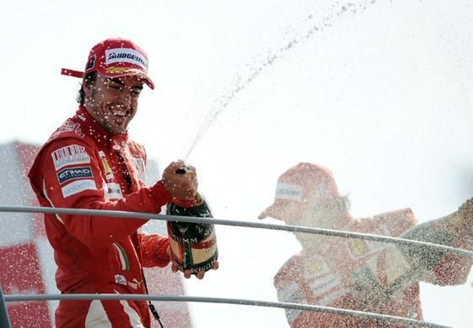 Fernando Alonso refuerza su candidatura al Mundial tras ganar en Monza. / AFP