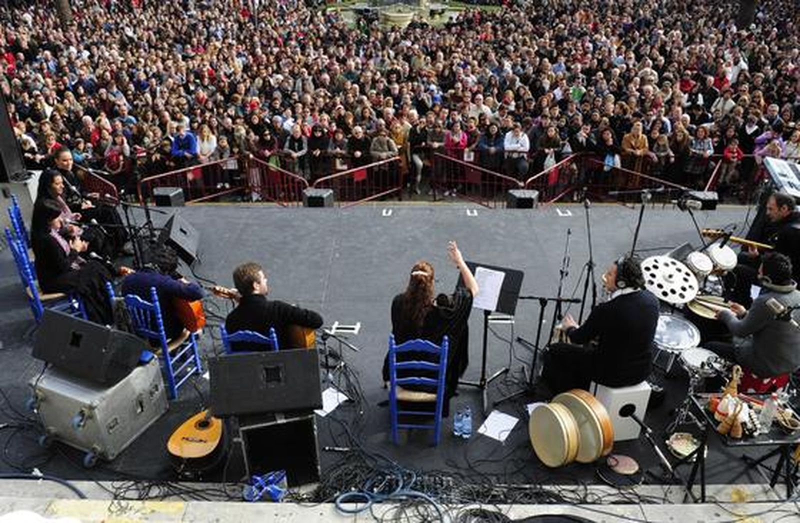 Miles de personas asisten al concierto navideño que Niña Pastori ofreció en la plaza del Rey de San Fernando. 

Foto: Elias Pimentel