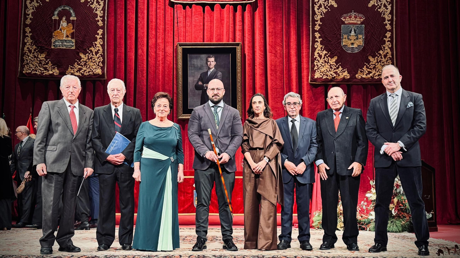 El alcalde, con las personas que han recogido los galardones tras el Pleno Extraordinario.