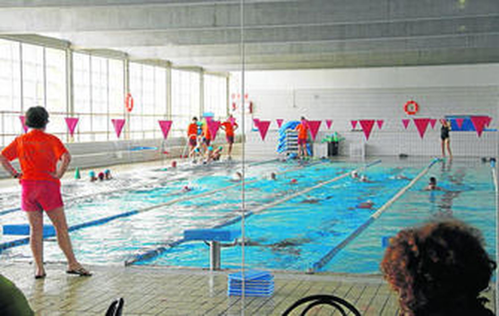Los usuarios de las instalaciones deportivas de Conil en pleno uso de la piscina cubierta.