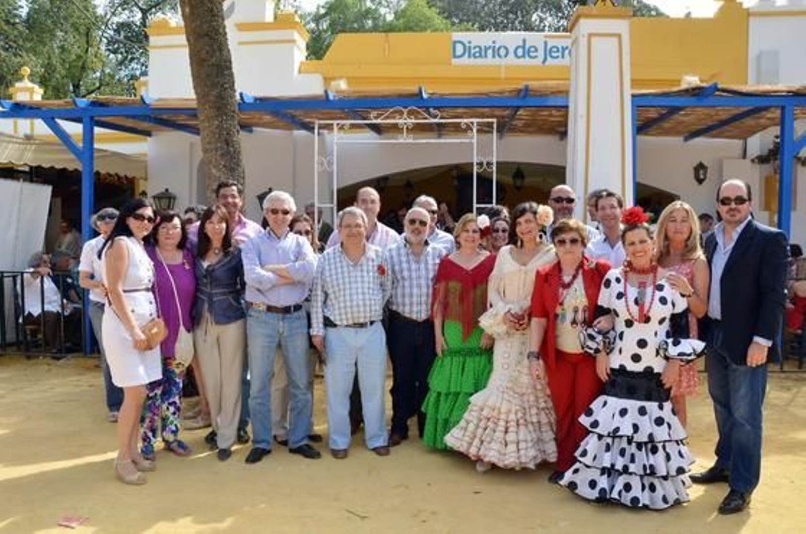 El equipo de profesores de la Facultad de Ciencias Sociales y de Comunicación de la UCA también disfrutó de la Feria en la caseta de Diario de Jerez.

Foto: Manuel Aranda