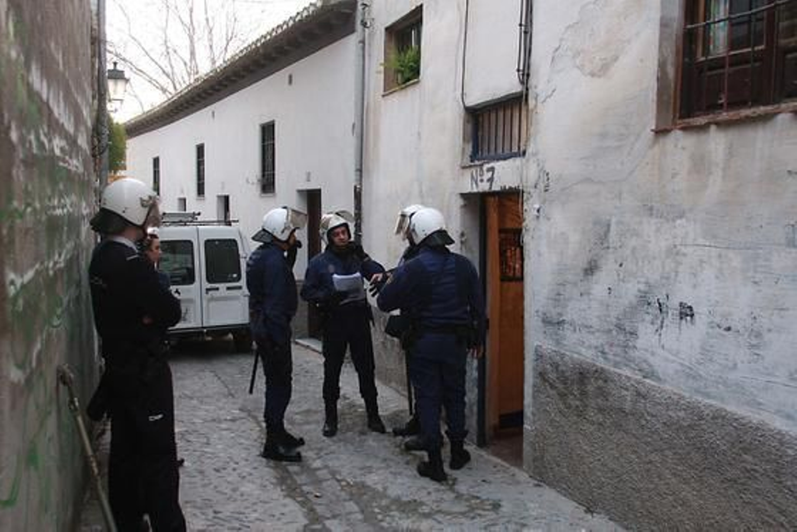 Seis ocupas son desalojados de la Casa del Aire, en el nº 7 de la calle Zenete del barrio granadino del Albaicín.

Foto: Pepe Torres