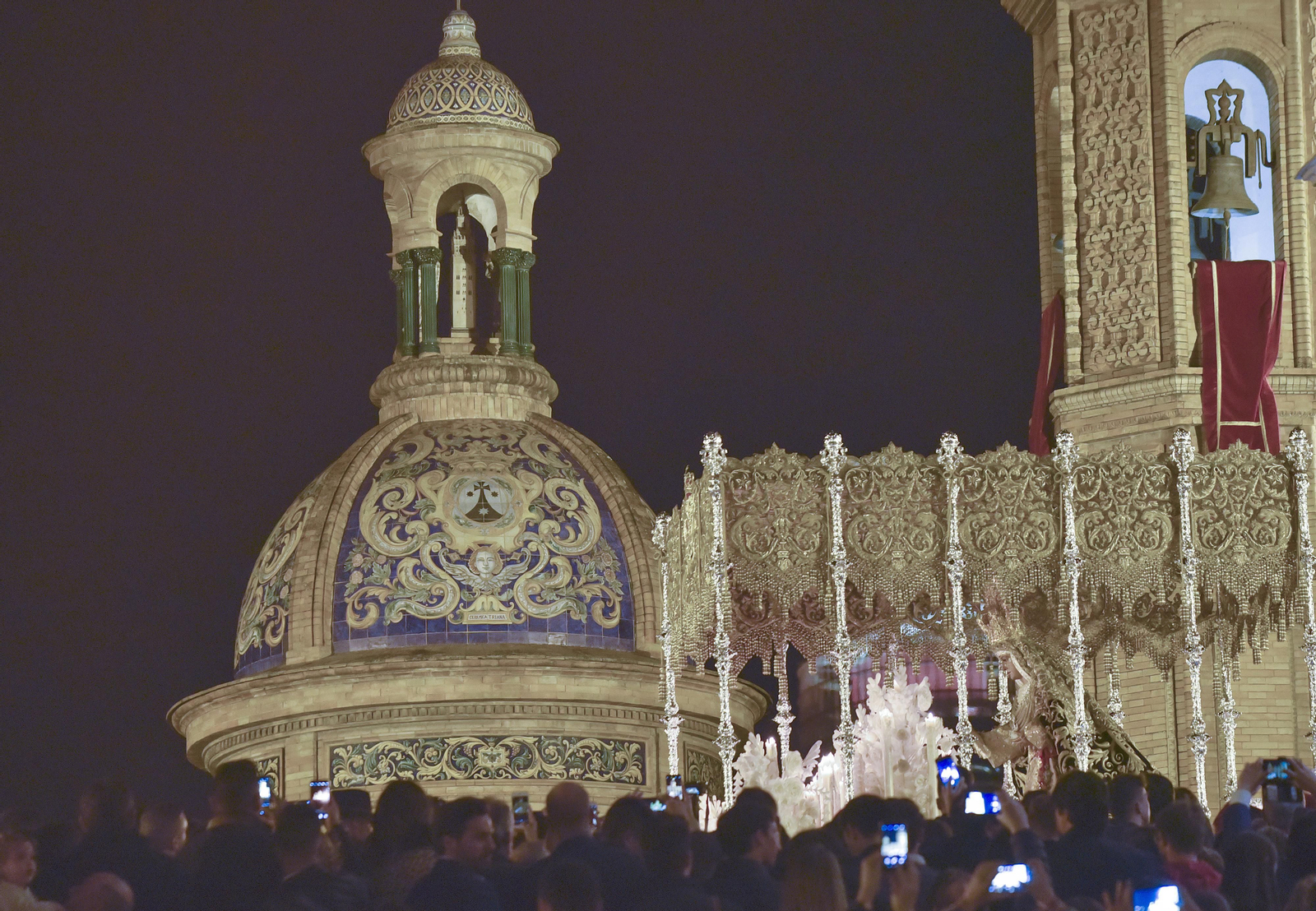 El regreso de la Esperanza de Triana, en imágenes