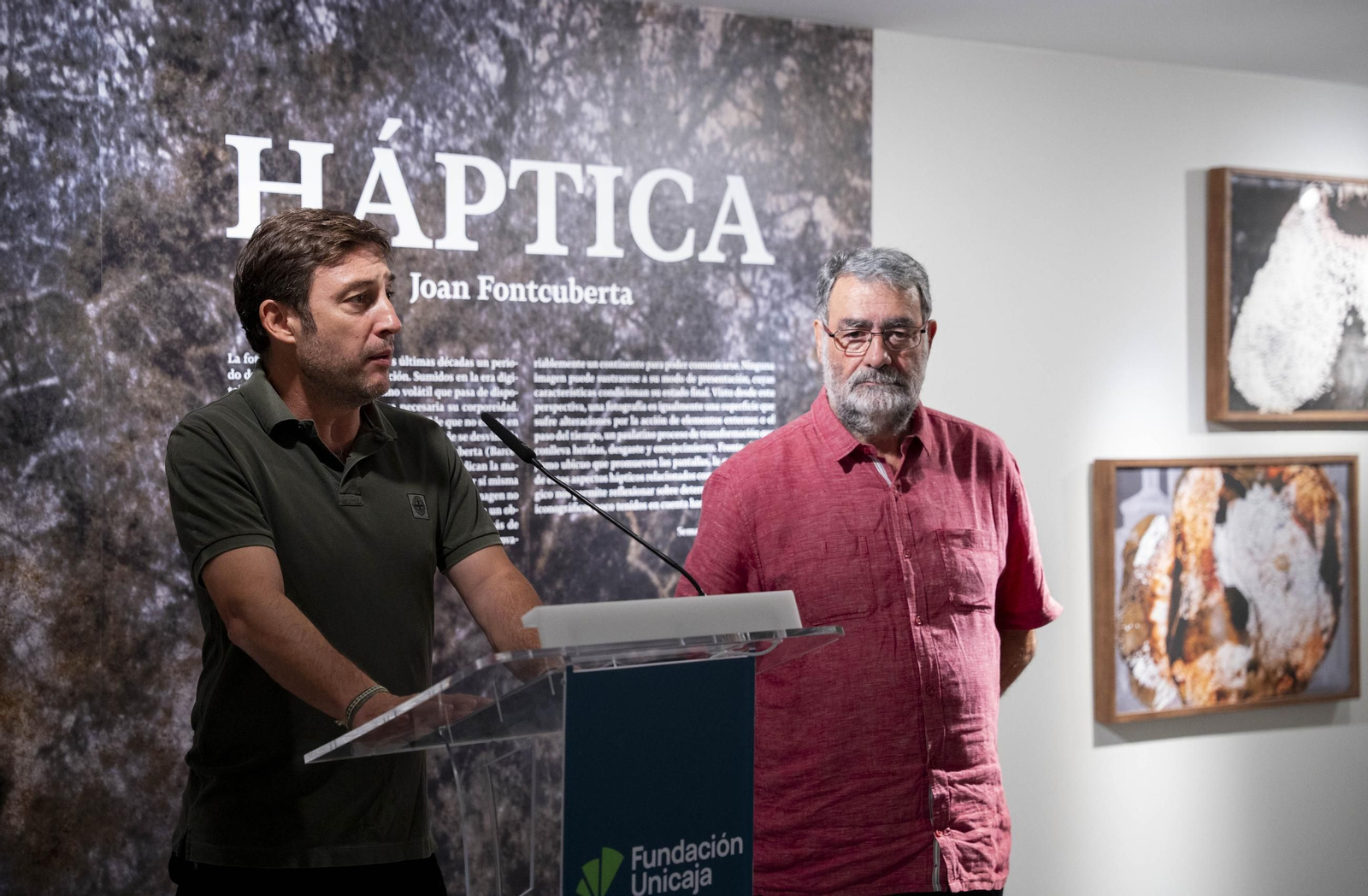El comisario Sema D'Acosta y el artista Joan Fontcuberta presentan la exposición Háptica de la Fundación Unicaja
