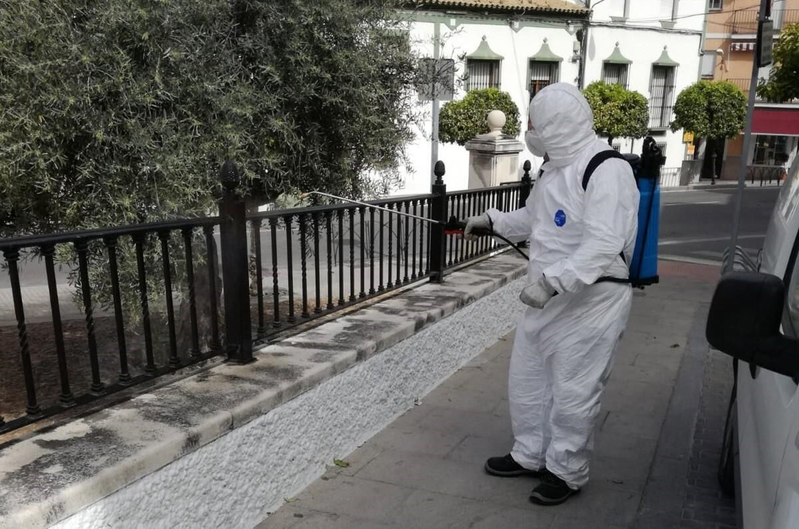 Un operario realiza labores de desinfección en Lucena. Un operario realiza labores de desinfección en Lucena.