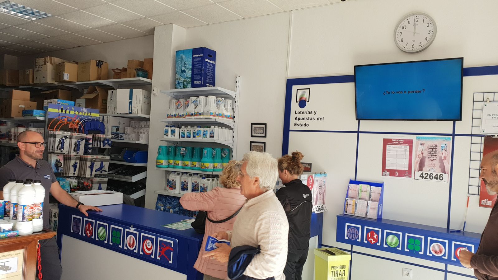 Despacho de lotería donde se ha validado el premio, cerca del Hotel de los Gallos.