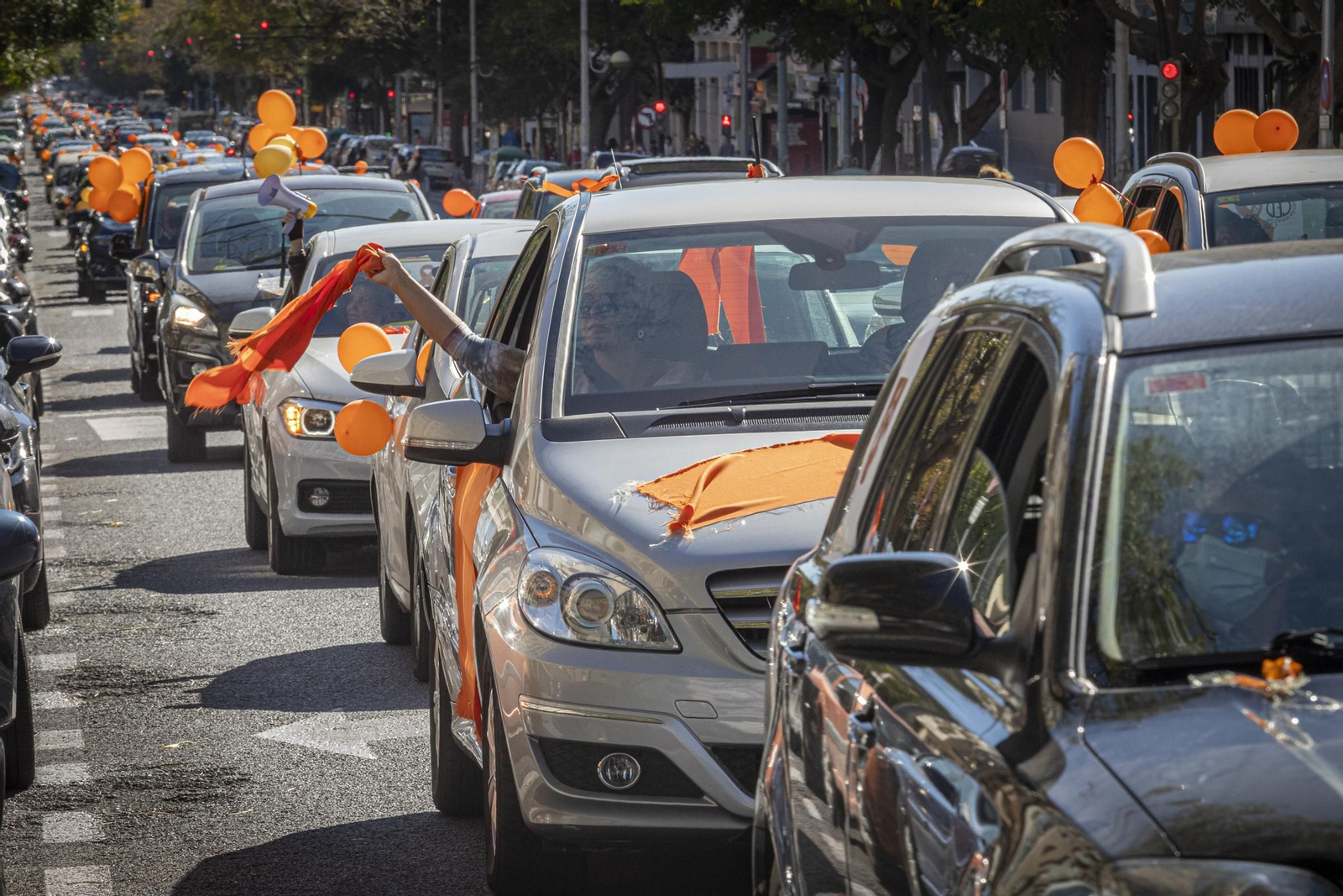 Imágenes de la caravana de coches en Cádiz contra la Ley Celaá