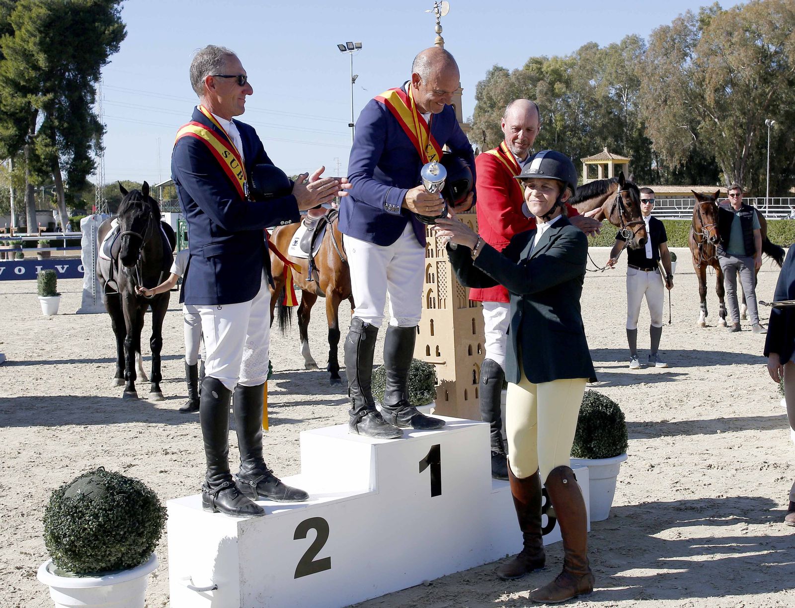 La Infanta Elena le entrega el trofeo a Jesús Rueda.