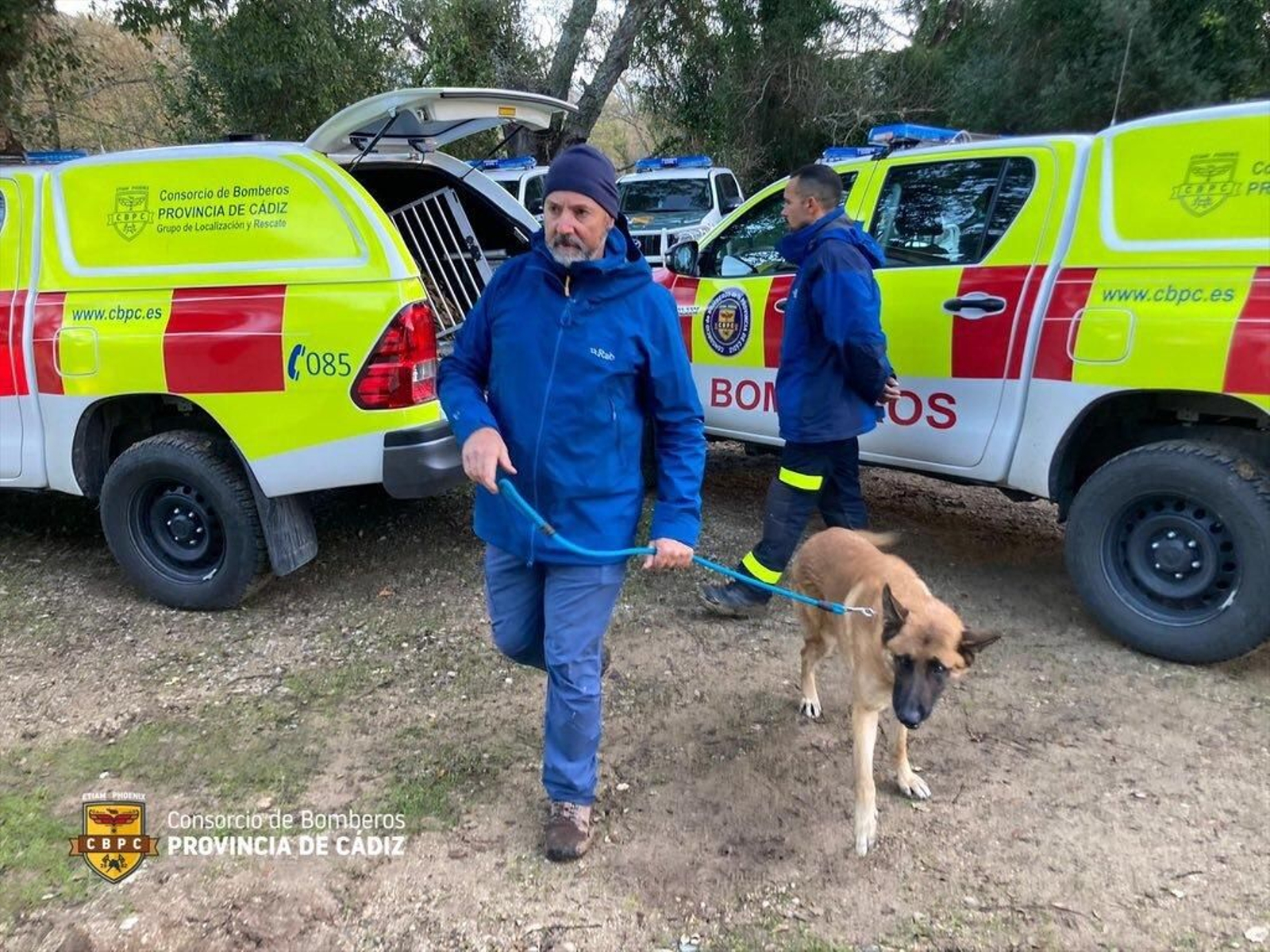 La Unidad Canina de bomberos se ha unido a la búsqueda. La Unidad Canina de bomberos se ha unido a la búsqueda.
