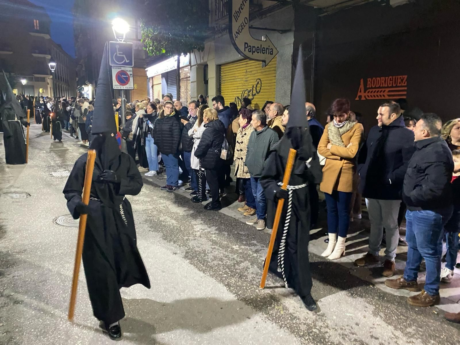En imágenes: el Santo Sepulcro procesiona su luto por las calles de Jaén capital