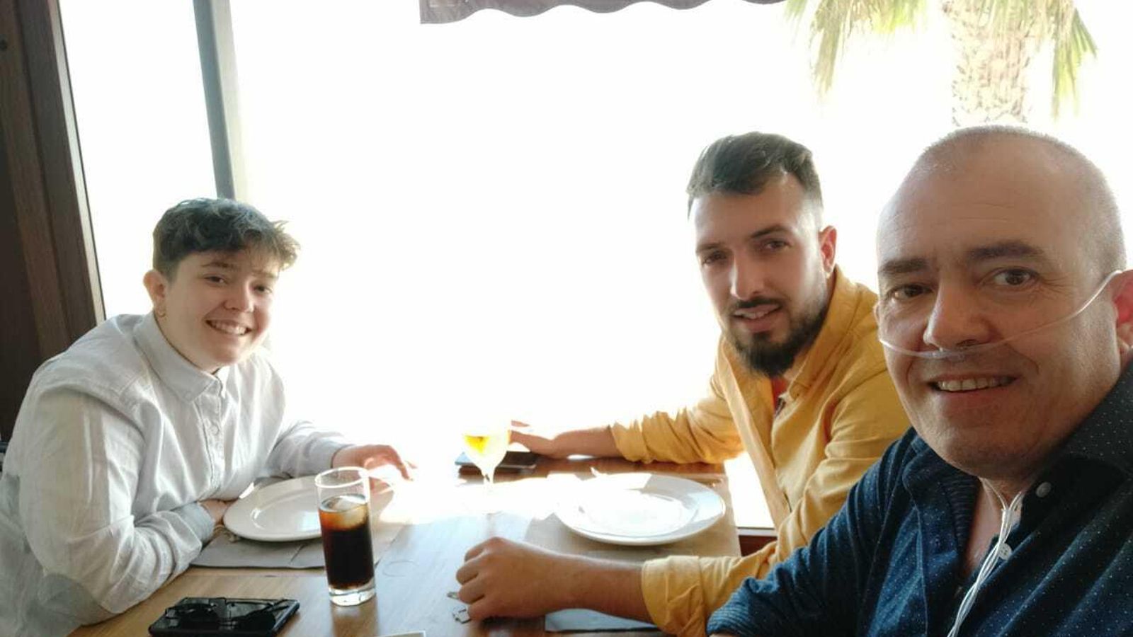 Julio César O'Rourke y sus dos hijos mayores, el día que recibió la llamada del trasplante.