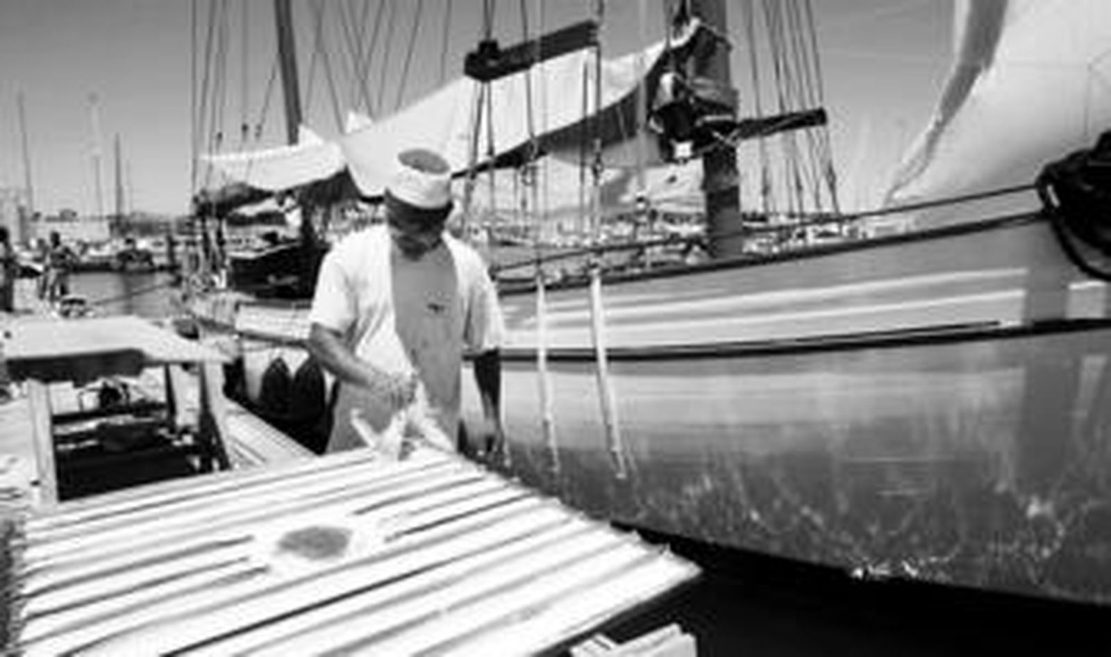 El velero 'kilena of Corsica', amarrado a un pantalán en Puerto Sherry, donde están terminado los trabajos de restauración de este barco de época.