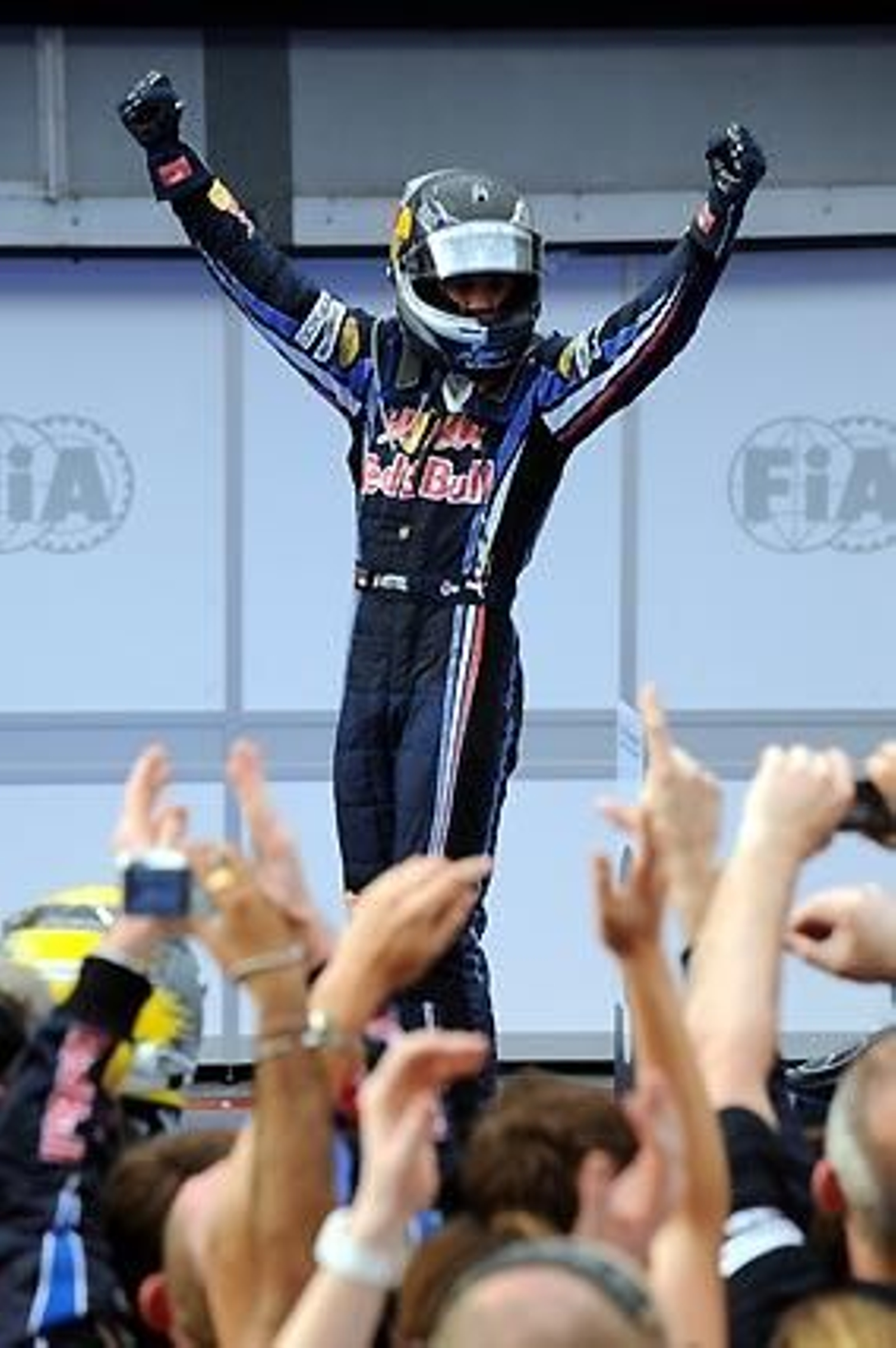 El piloto alemán de Red Bull Sebastian Vettel celebra su victoria en el Gran Premio de Malasia.

Foto: Reuters / Afp Photo / Efe
