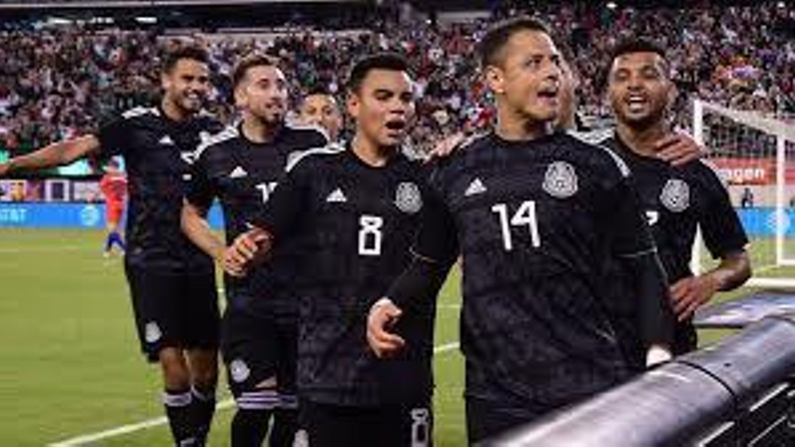 Chicharito celebra el 0-1 con sus compañeros.