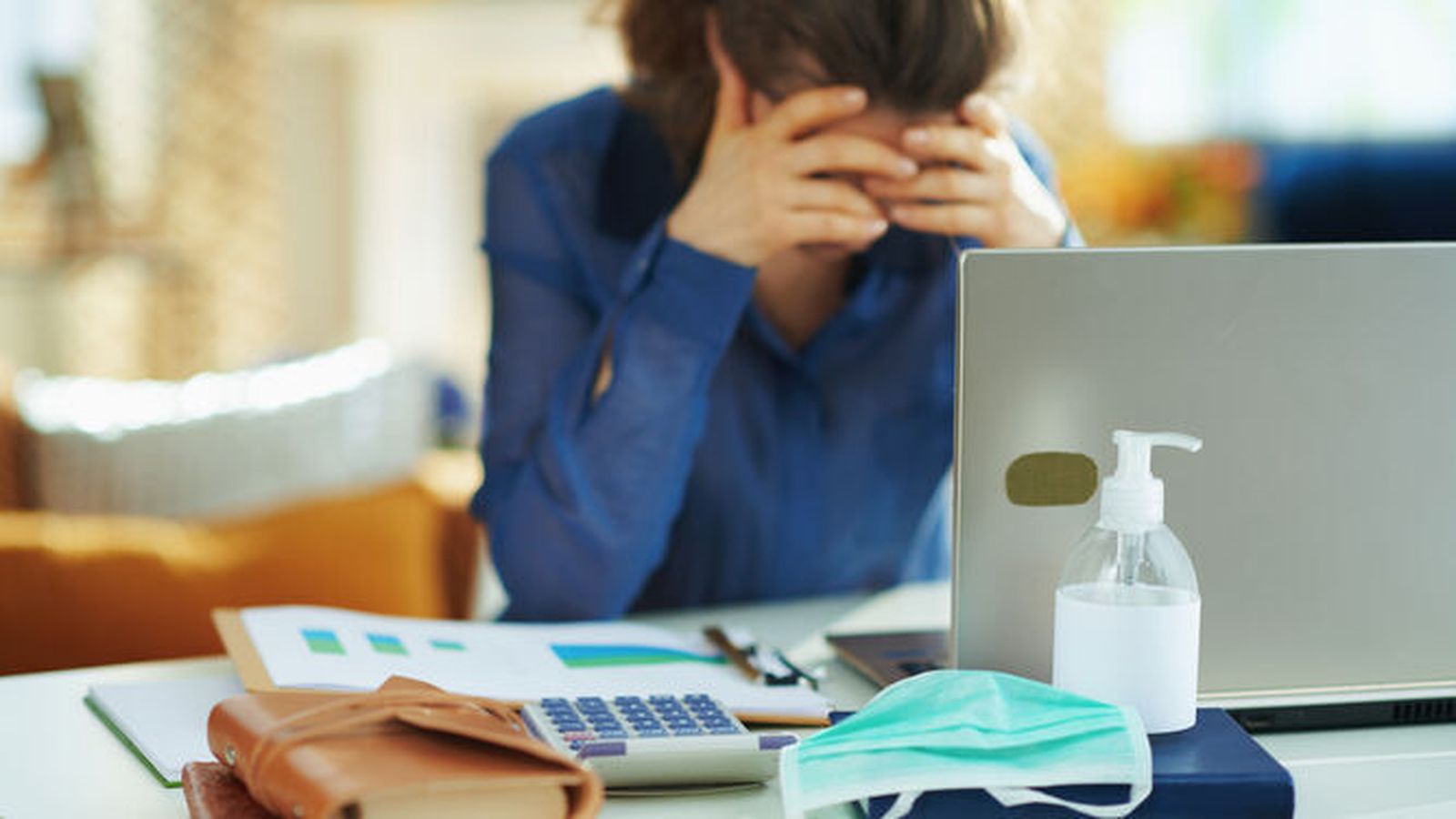 Una joven teletrabajando desde su domicilio