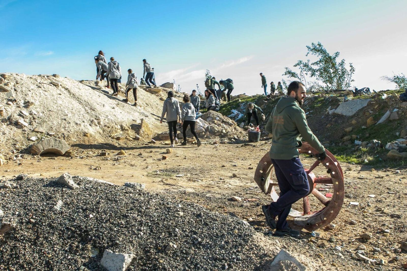 Empleados de Álvaro Moreno y voluntarios, en la limpieza del paraje de la La Quinta, este jueves.