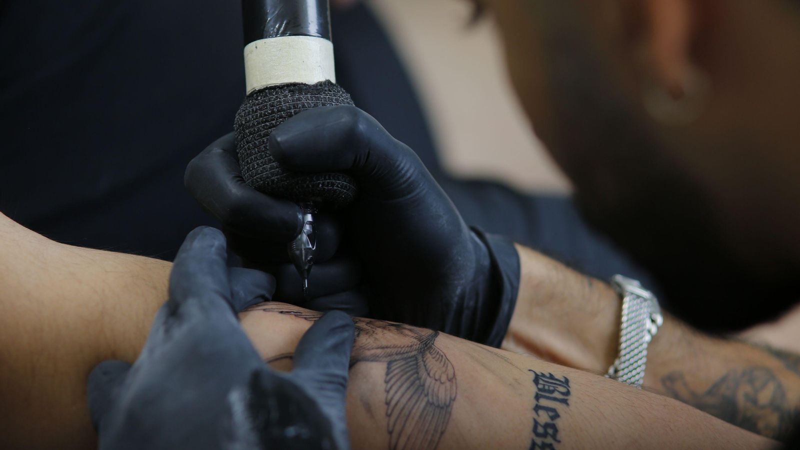 Un momento de la creación de un tatuaje