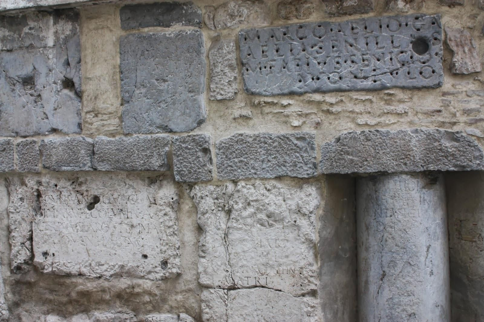 Lapidarium ubicado en la fachada del Ayuntamiento de Martos.