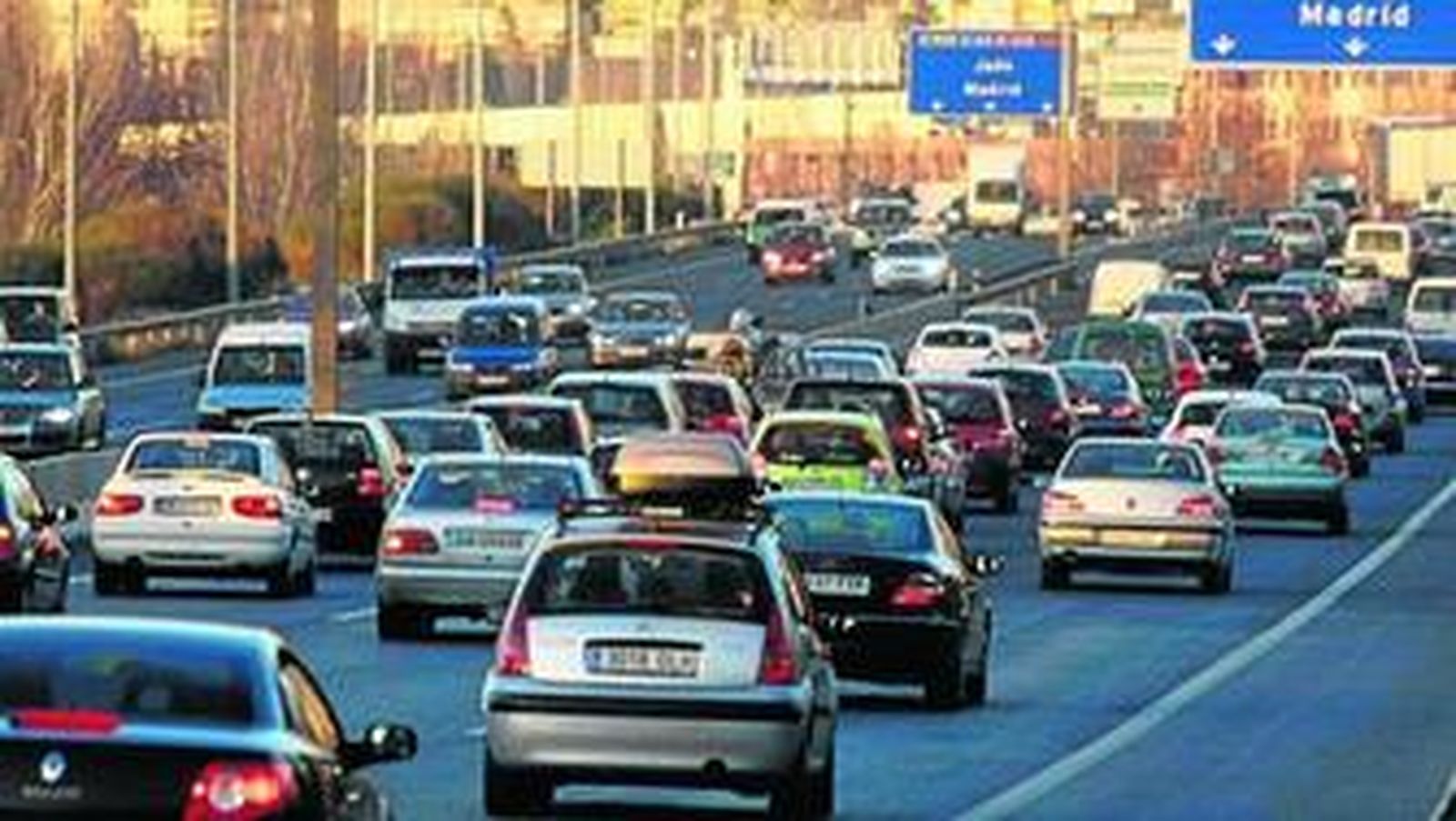 La Guardia Civil aconseja a los usuarios anticiparse a los posibles problemas que puedan surgir durante la conducción.