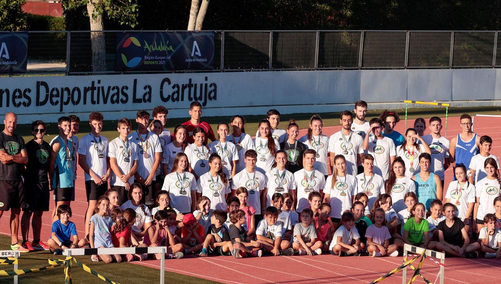 Entrenadores, medallistas y deportistas del Club de atletismo Alamillo en Sevilla.
