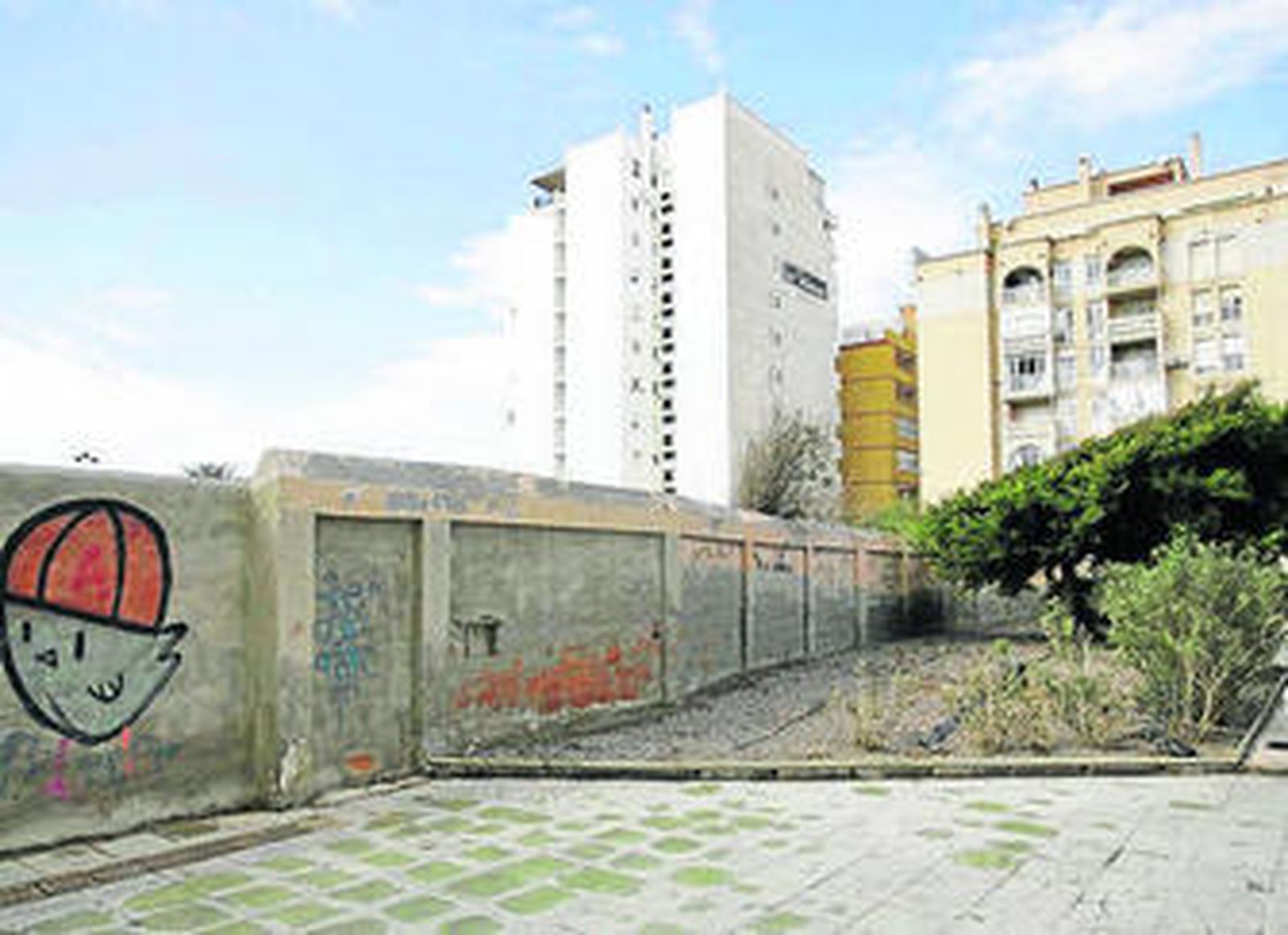 La plaza Elena Pezzi, separada por este muro del paseo marítimo.