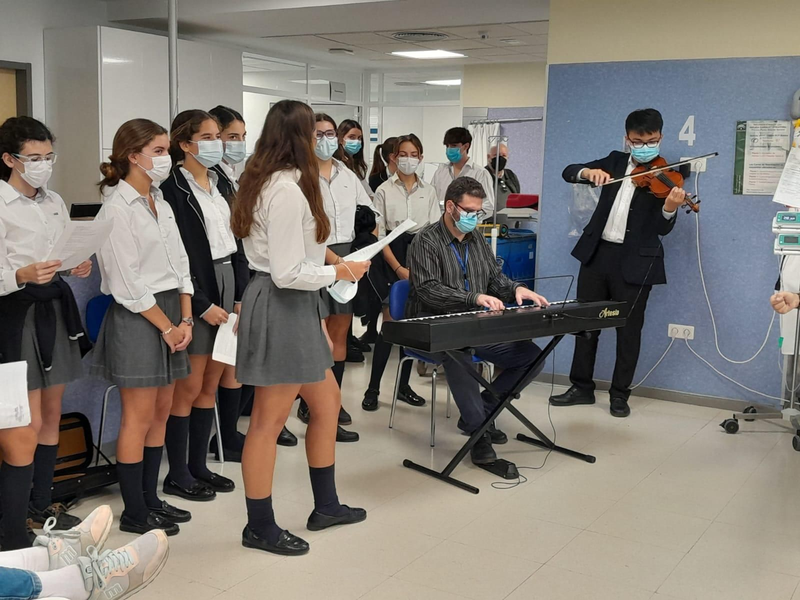 Alumnos del Altillo International School, en su visita al Hospital.