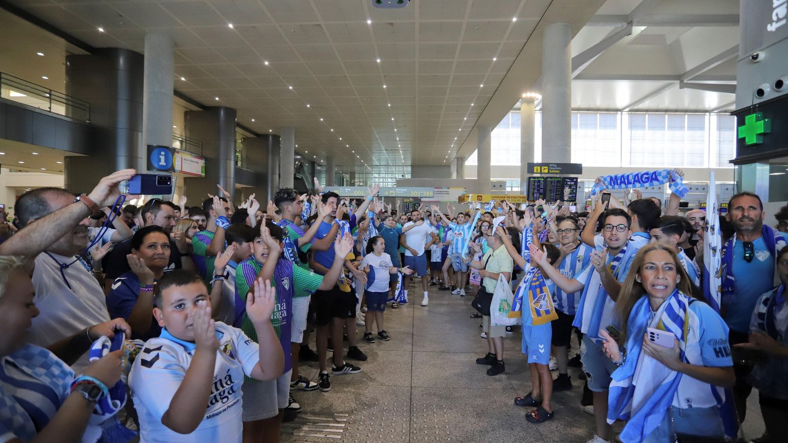 Las fotos de la afición despidiendo al Málaga en el aeropuerto antes de ir a Tarragona