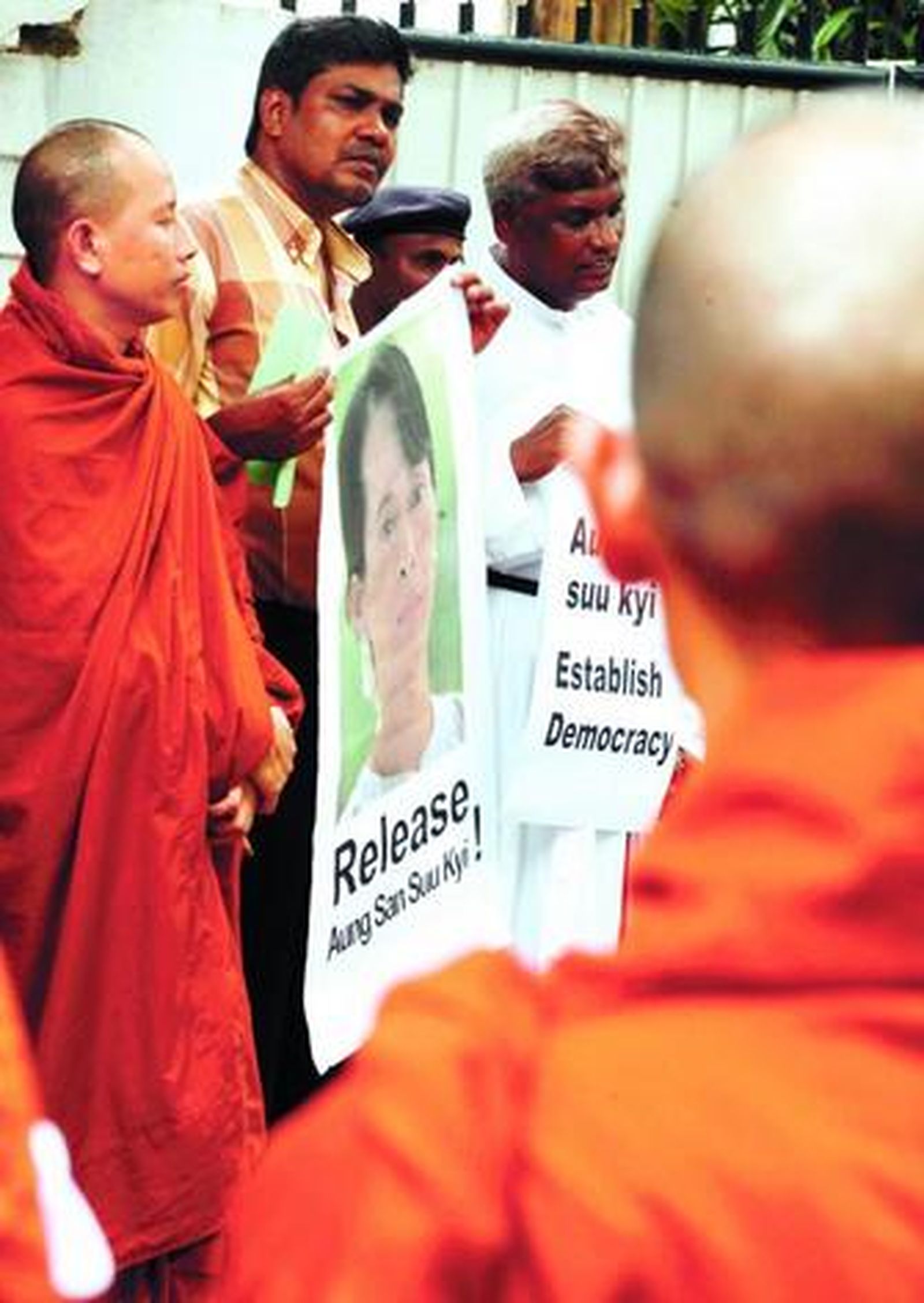 Monjes budistas en Sri Lanka piden la liberación de la premio Nobel birmana Suu Kyi.