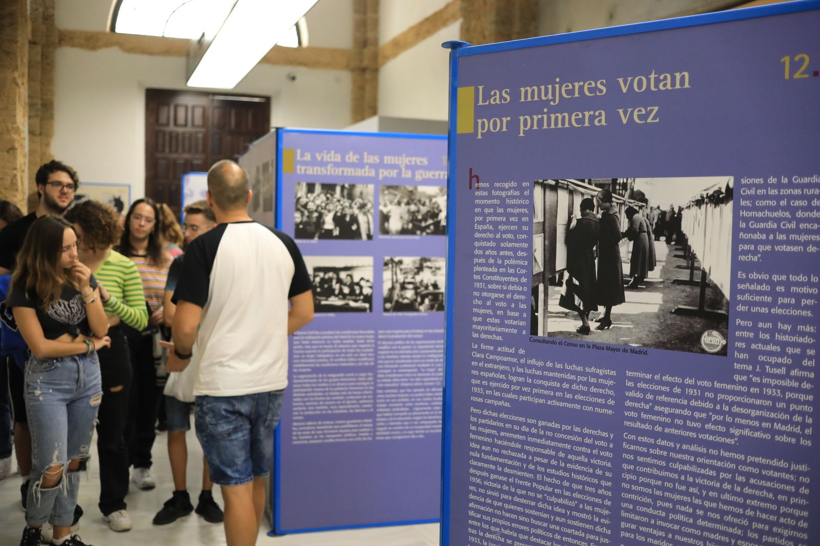 La exposición 'El voto femenino en España', en San Fernando.