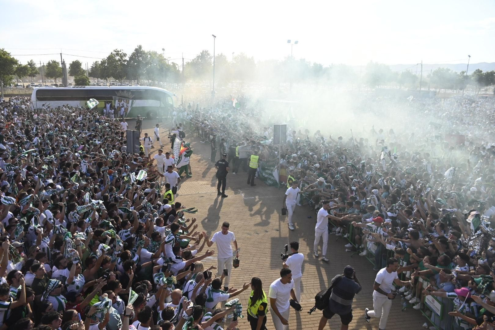 Las mejores imágenes del espectacular recibimiento a los jugadores del Córdoba CF antes de la final por el ascenso