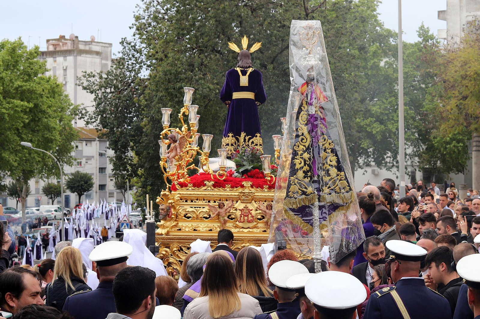 Imágenes de la procesión del Cautivo  bajo la lluvia en Huelva