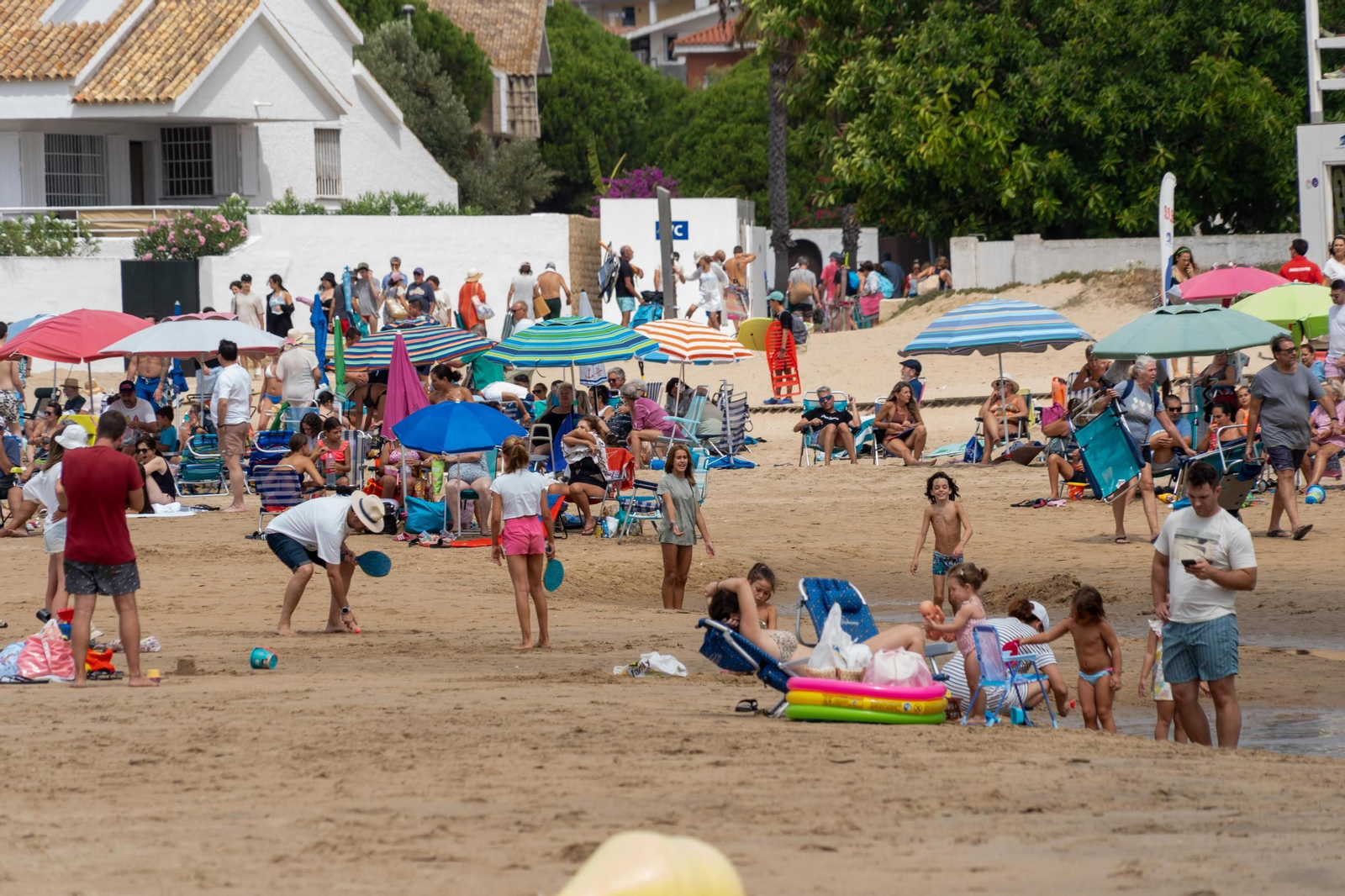 La mañana nublada en las playas de El Portíl