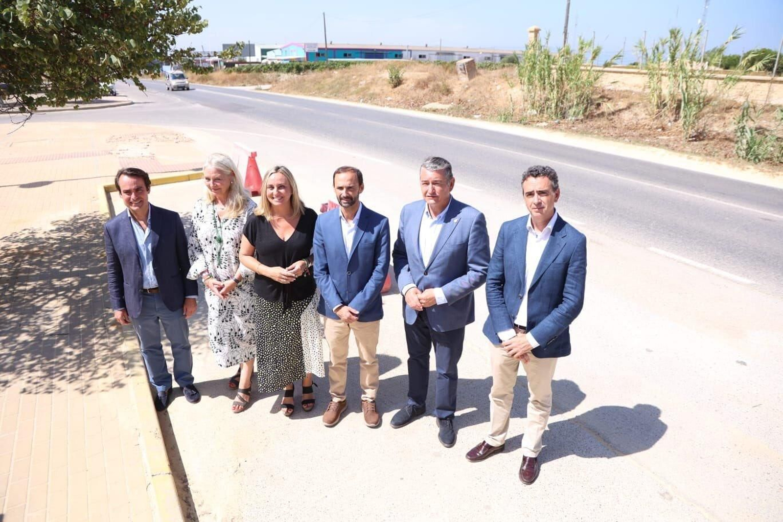 Los consejeros de Presidencia y Fomento, junto al alcalde de Sanlúcar y otras autoridades en la presentación de las obras del nuevo acceso de la ciudad.