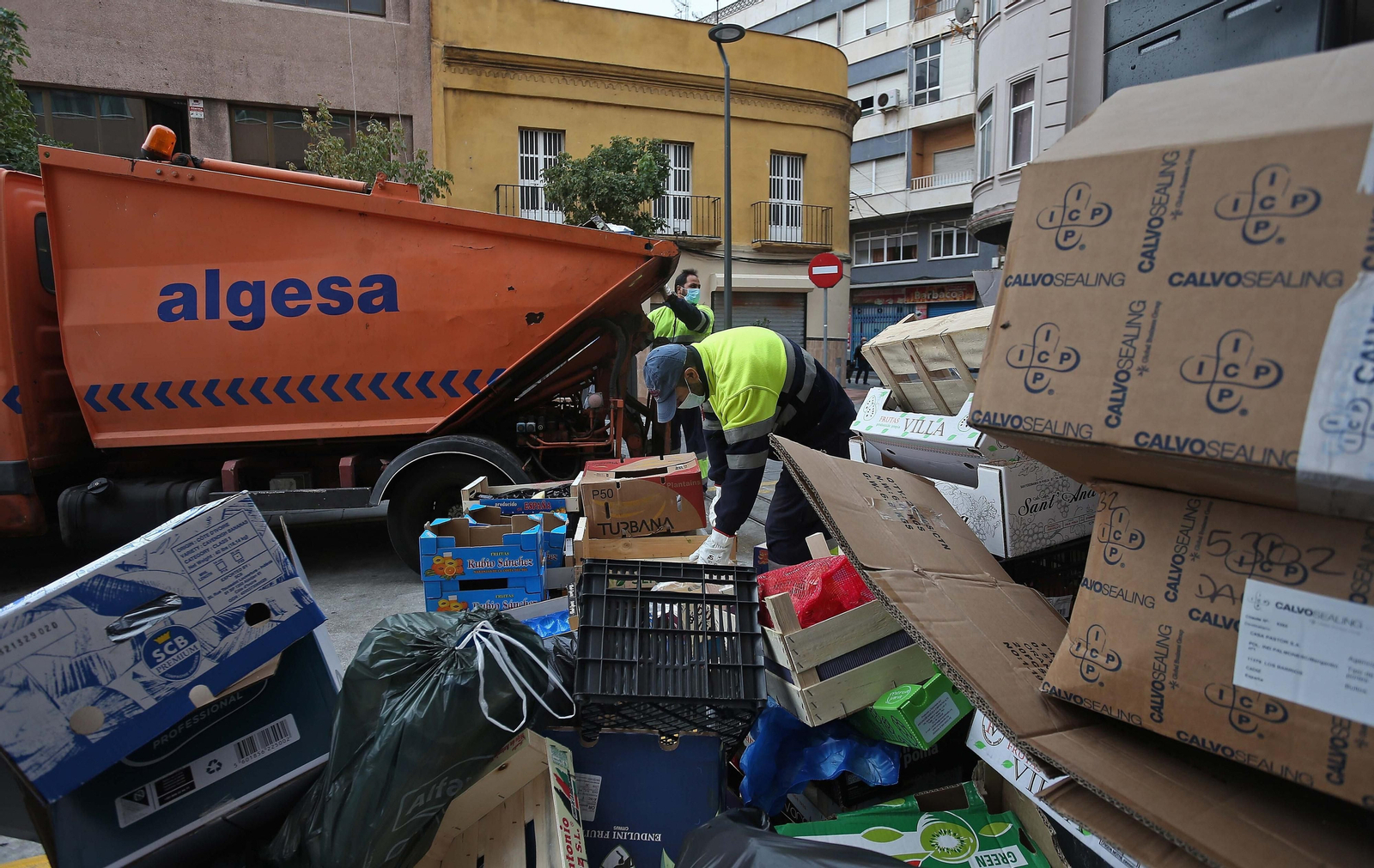 Una brigada de Algesa recoge cajas.