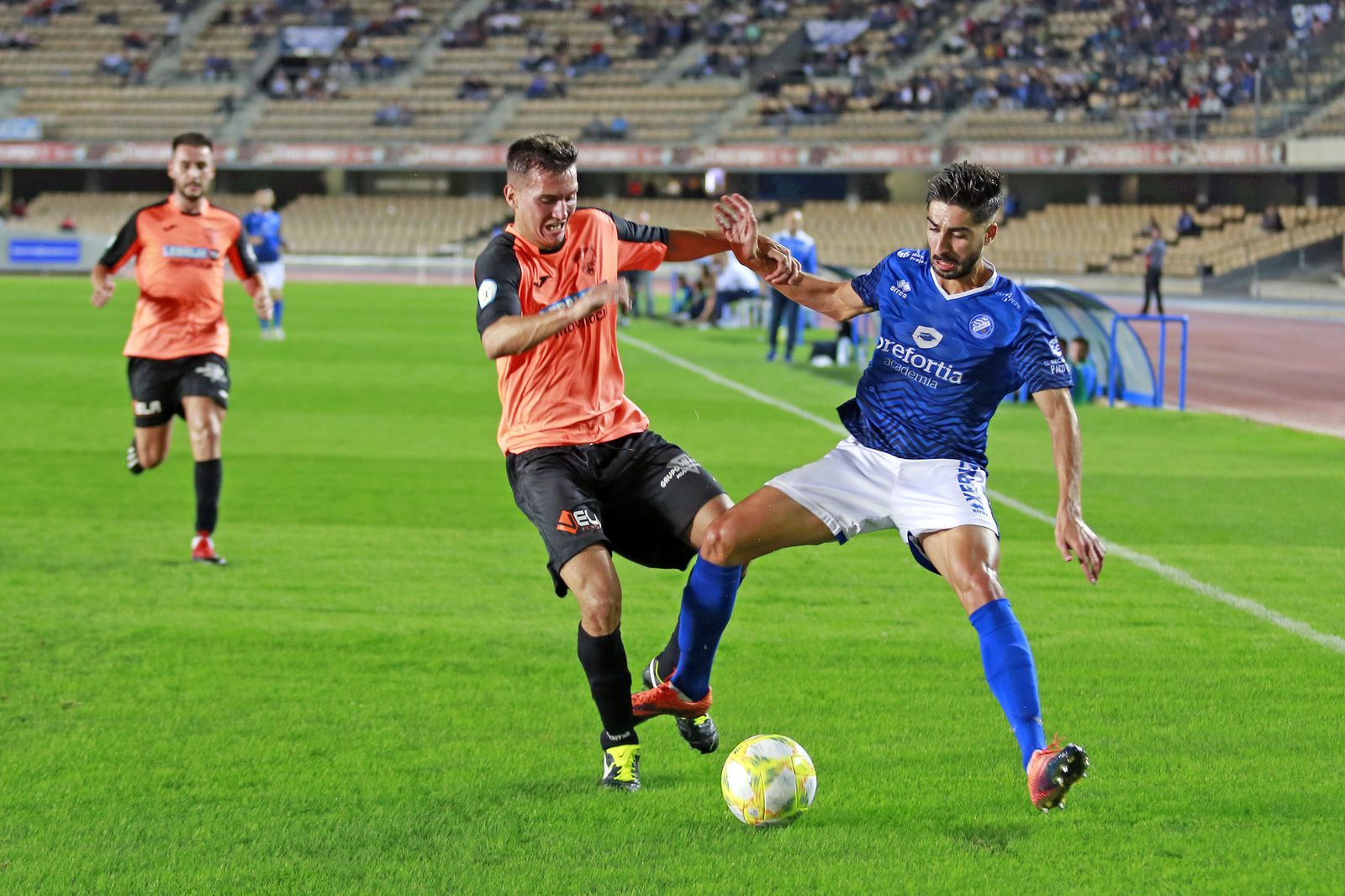 Fran Ávila disputa un balón en su etapa con el Xerez.