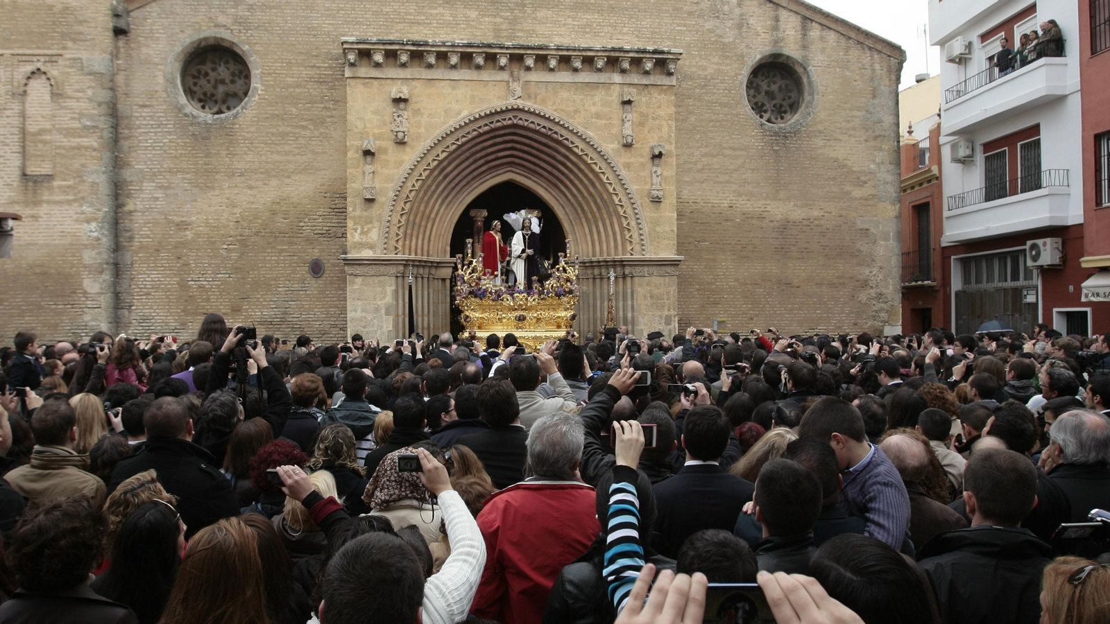 El paso de misterio de Torreblanca saliendo de Santa Marina hace diez años.