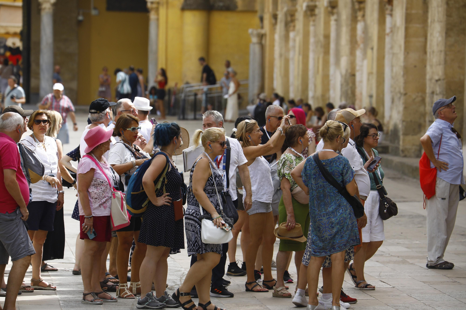 Cola de turistas para entrar en la Mezquita-Catedral de Córdoba. Cola de turistas para entrar en la Mezquita-Catedral de Córdoba.