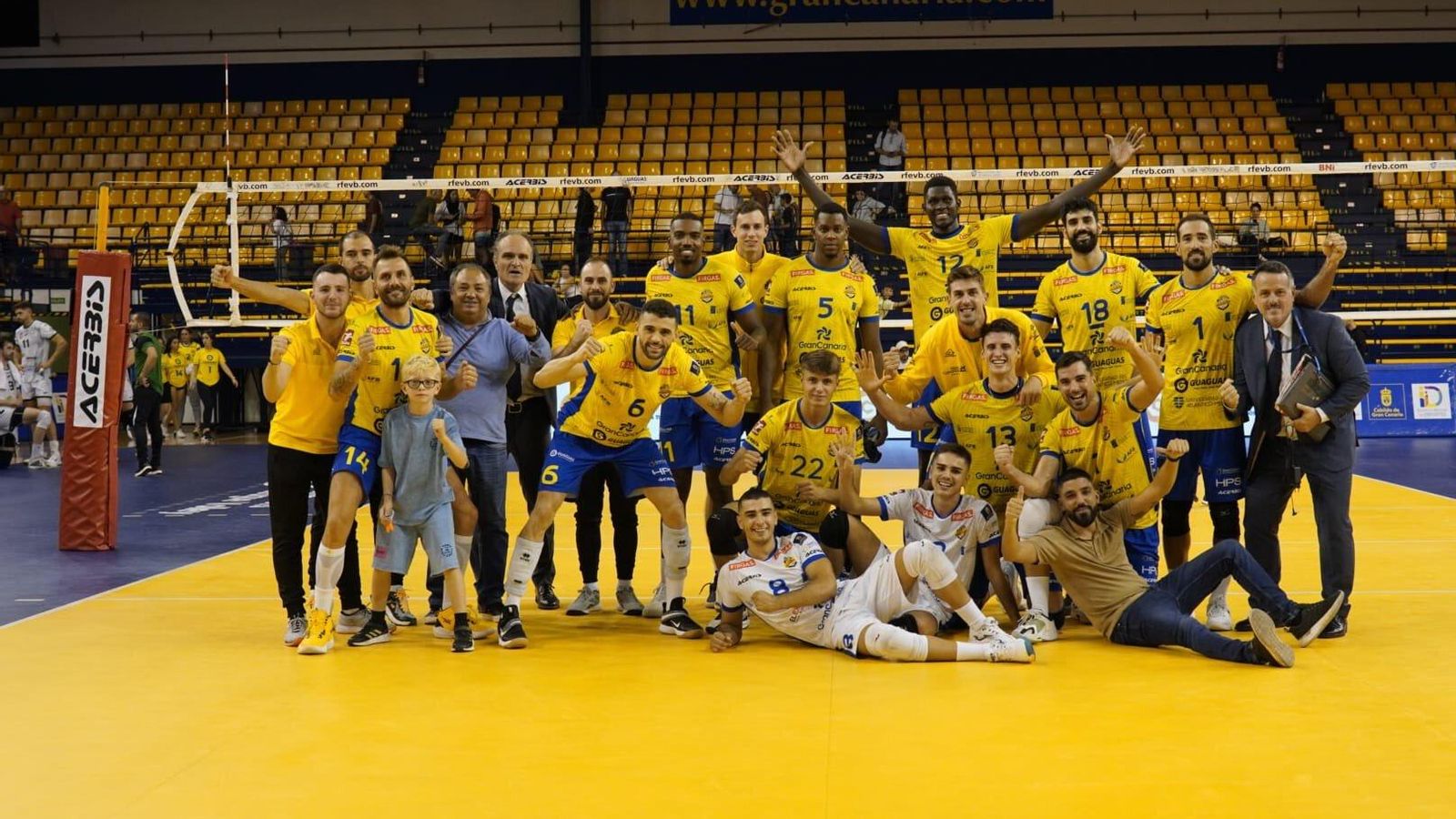 Los jugadores del CV Guaguas celebran la victoria contra Unicaja Almería