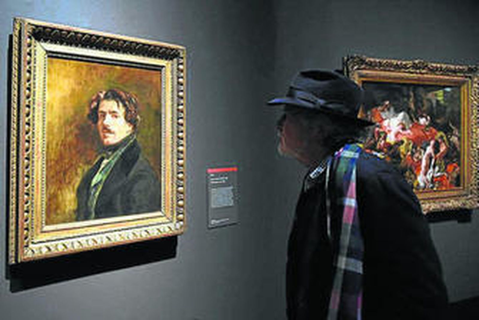 Un visistante contempla un 'Autorretrato' de Delacroix en la National Gallery.